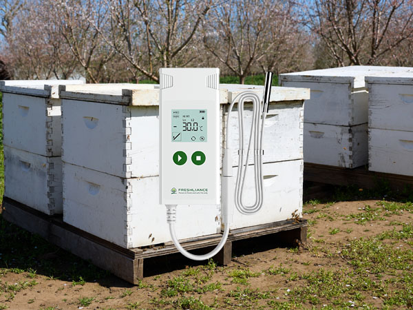 How does the beehive temperature humidity data logger work?